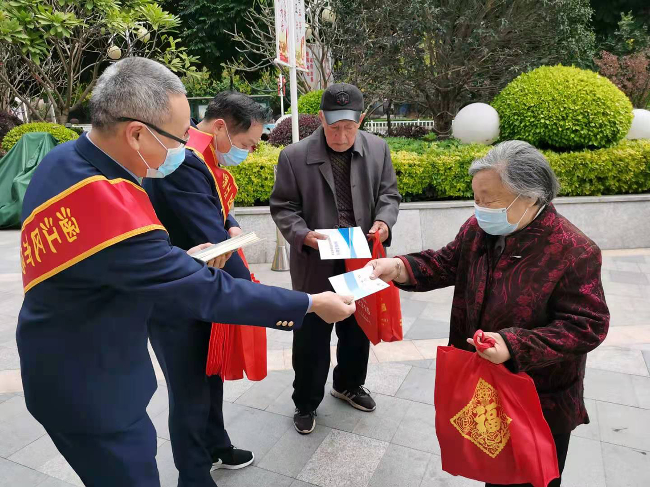 举办广场活动普及维权常识