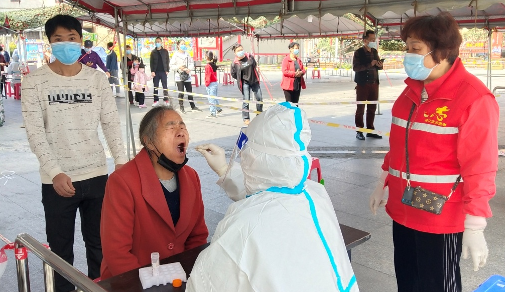 “中国好人”苏金梅助力全员核酸检测，彰显榜样力量 