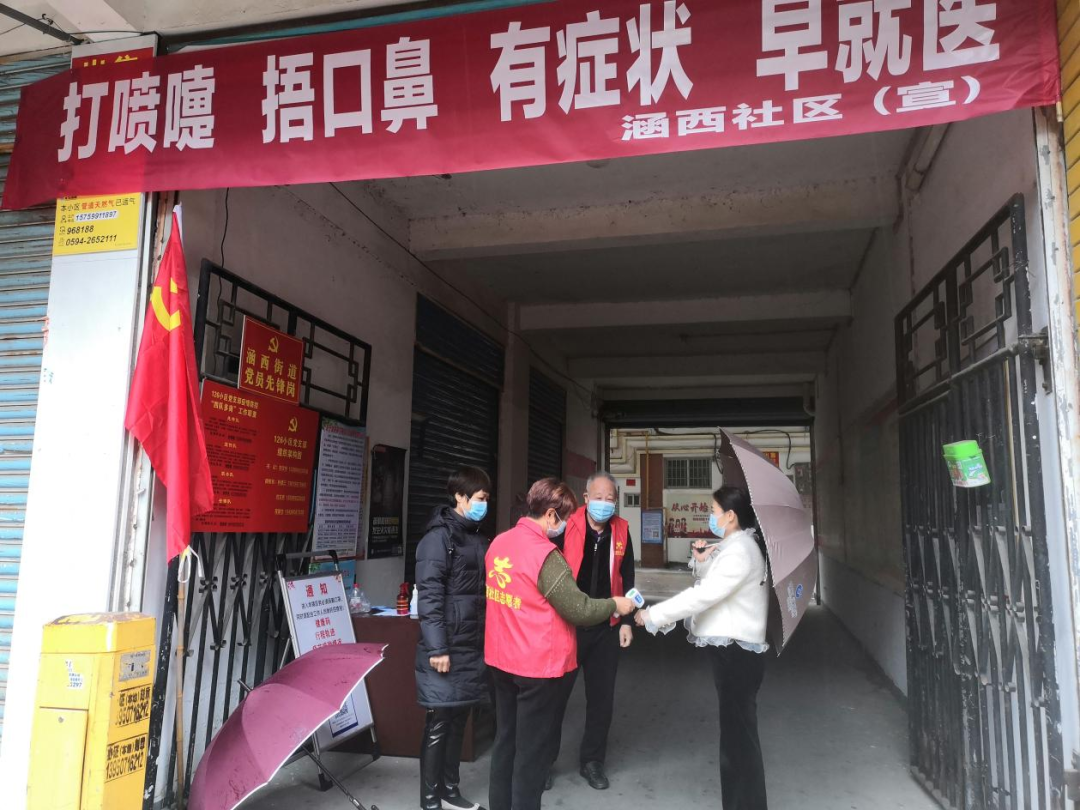 老党员协助查验来往居民健康码，诠释为民初心 