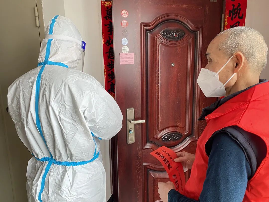 老党员助力对居家隔离人员实施“封条管理” 